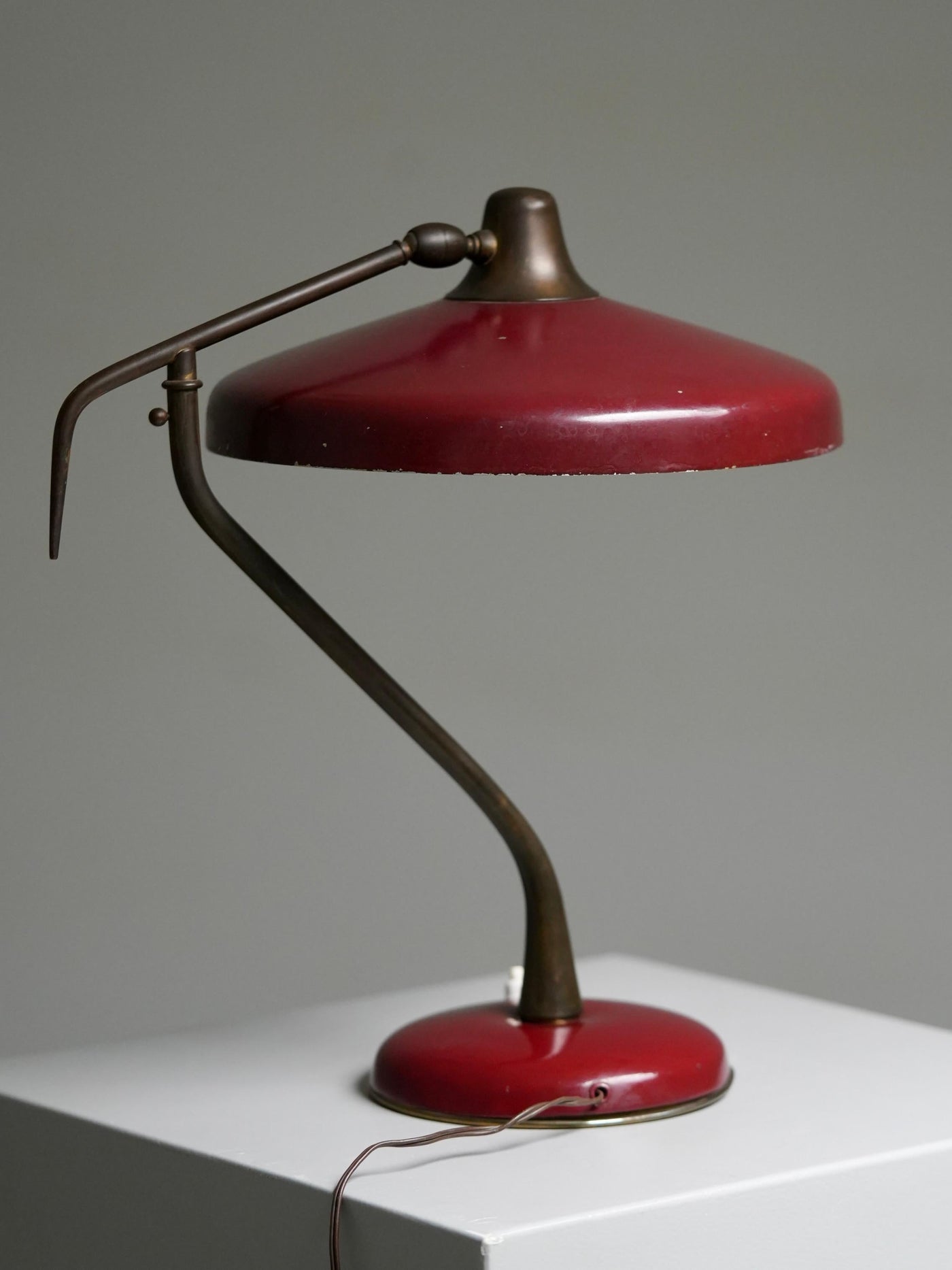 Oscar Torlasco Desk Lamp in Bordeaux Red Metal and Brass for Lumi, Italy, 1950's