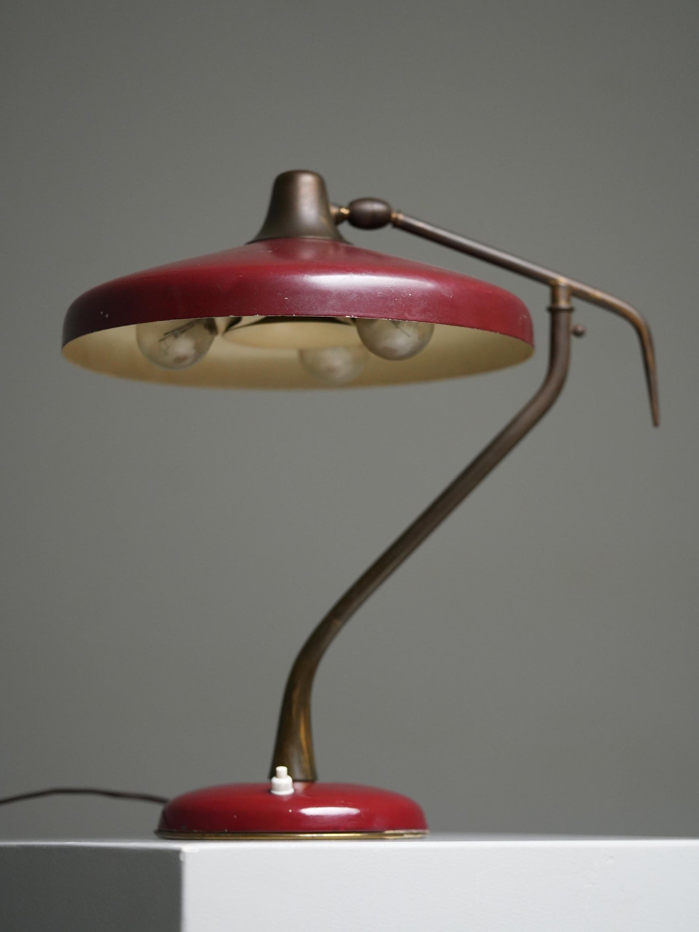 Oscar Torlasco Desk Lamp in Bordeaux Red Metal and Brass for Lumi, Italy, 1950's