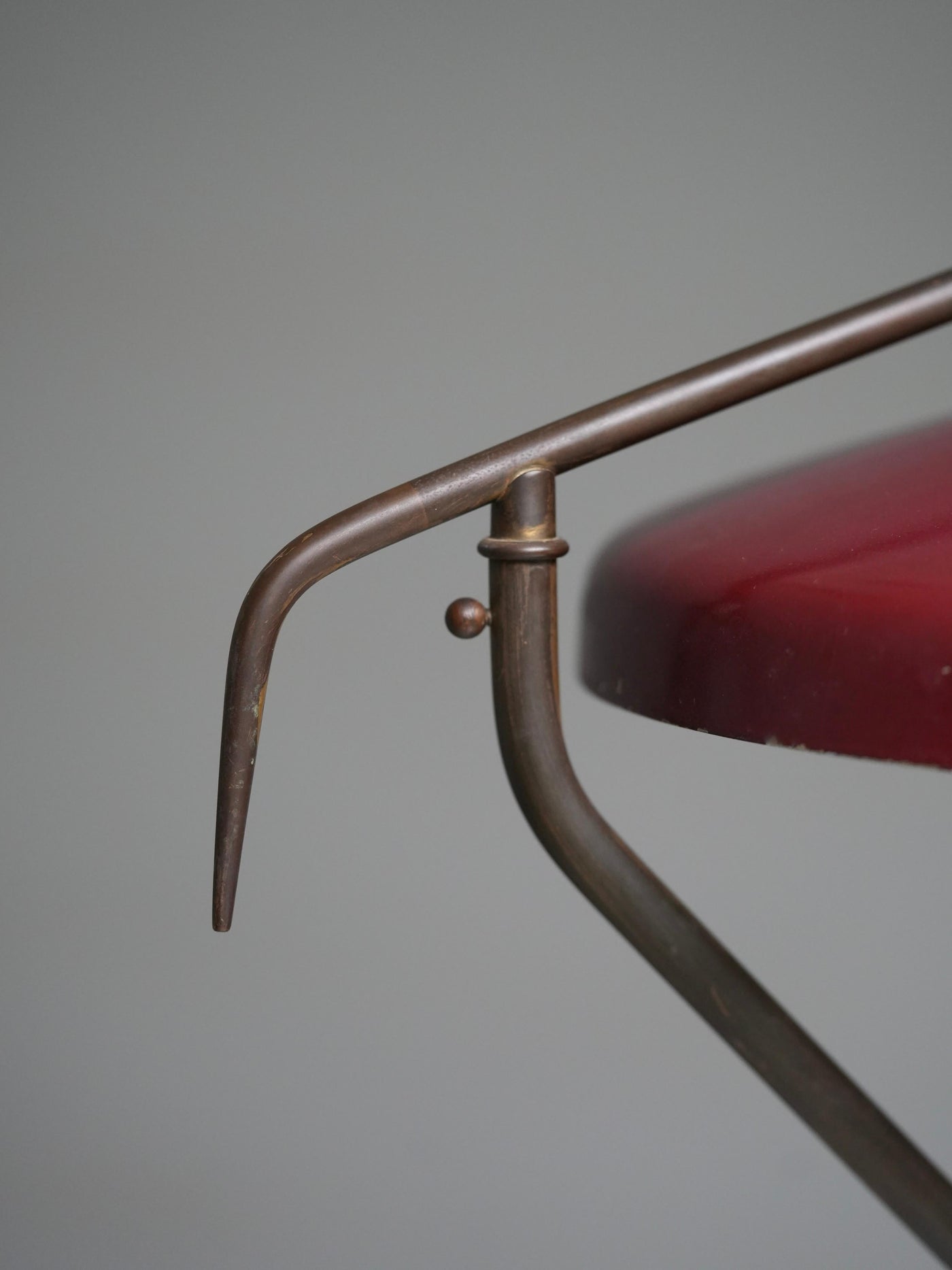 Oscar Torlasco Desk Lamp in Bordeaux Red Metal and Brass for Lumi, Italy, 1950's
