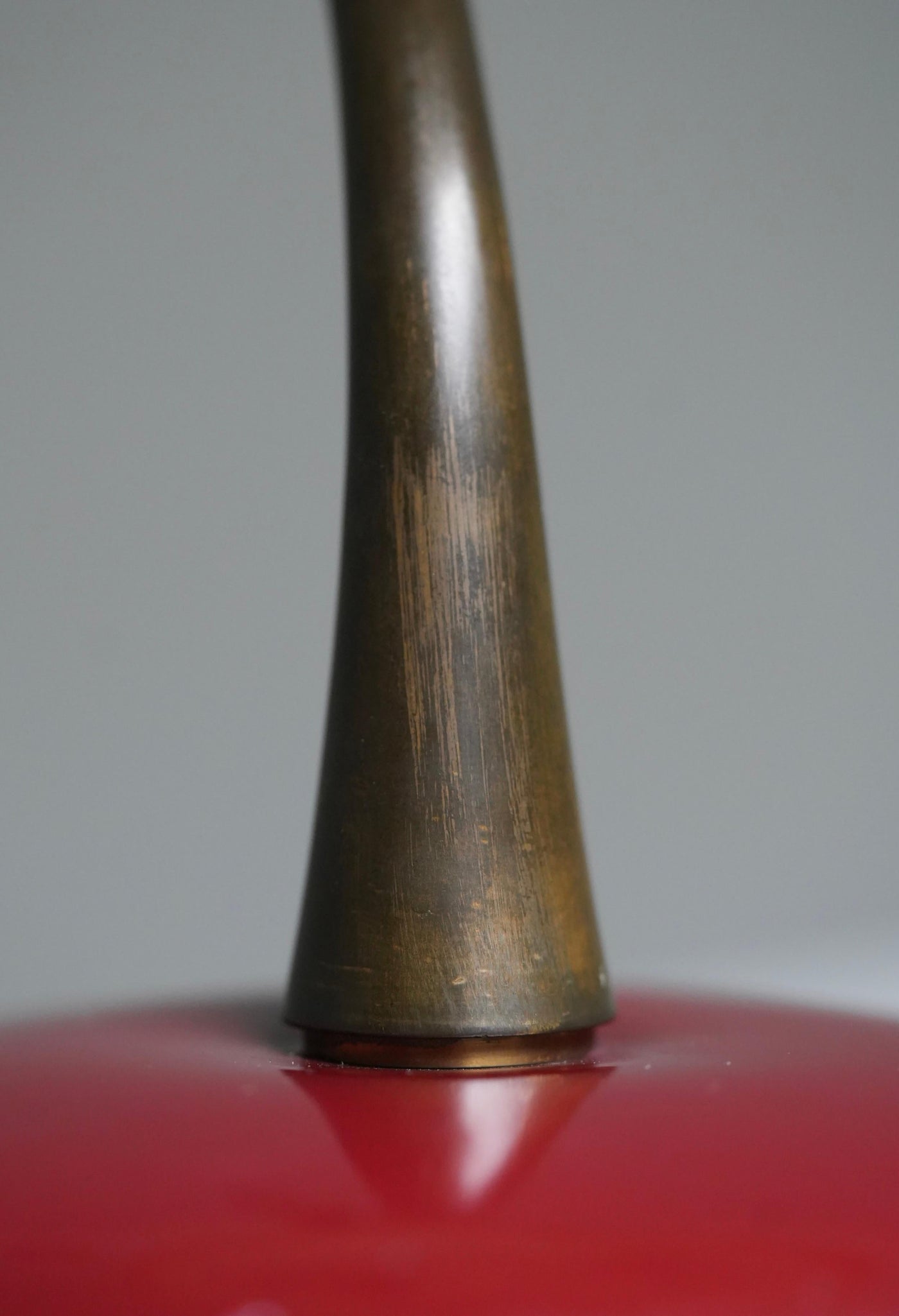 Oscar Torlasco Desk Lamp in Bordeaux Red Metal and Brass for Lumi, Italy, 1950's
