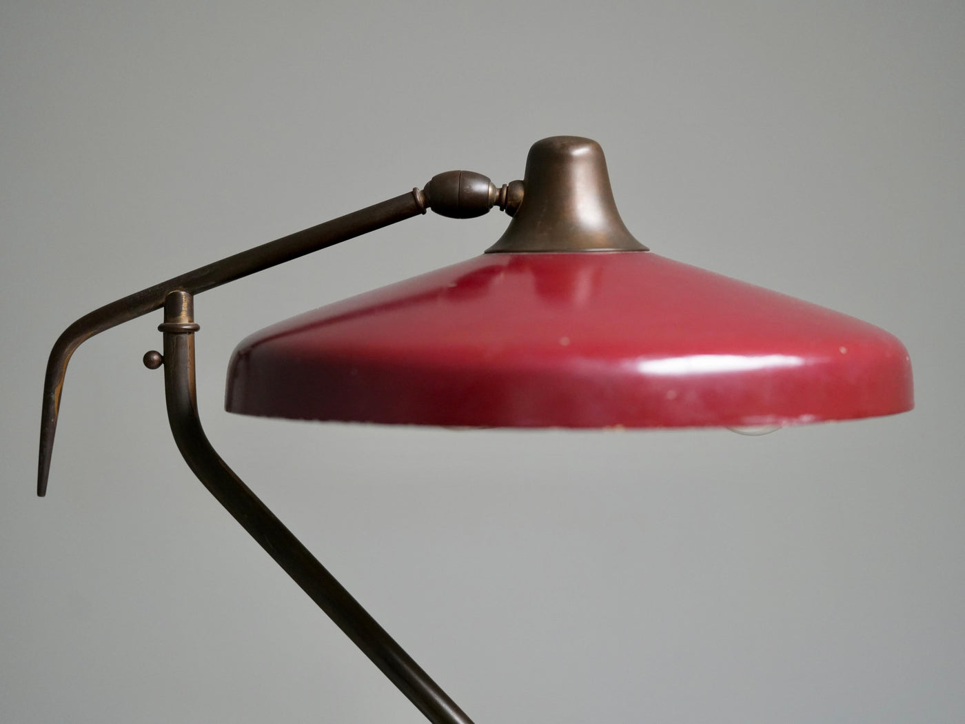 Oscar Torlasco Desk Lamp in Bordeaux Red Metal and Brass for Lumi, Italy, 1950's
