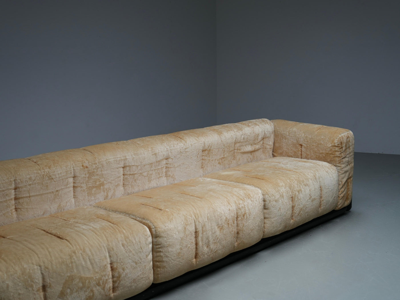 Carlo Scarpa "Cornaro" Three-seater Sofa in Velvet, Italy, 1970's